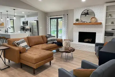 Image de Great location! All New Super Private Modern Freshly Remodeled Retreat!