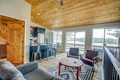 Image de North Star Retreat: Fully Renovated, Duplex-Style Cabin on Beautiful Somo Lake