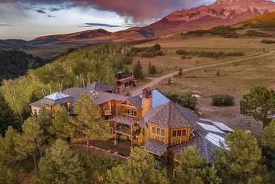 Image de Majestic Mountain Escape