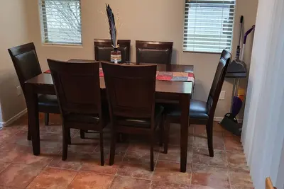 Image de This relaxing home has all you need to enjoy family or friend time.