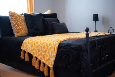 Image de Remodeled historical loft walking distance from the Square.