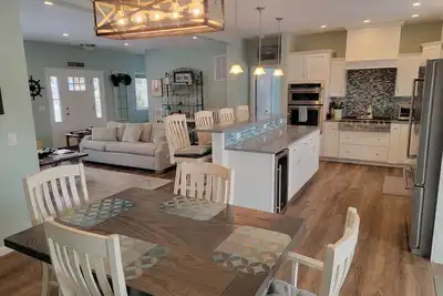 Image de Brand New Waterfront Home with Boat Dock & Hot Tub