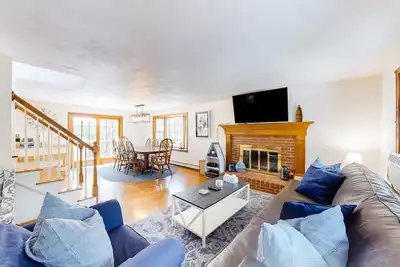 Image de 2-Story Home w/Gas Grill, Partial A/C, Deck, and W/D - near Bucks Creek Marshes