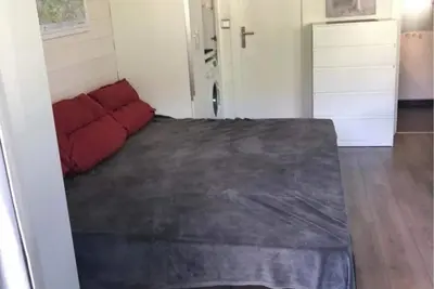 Image de Spécial appartement with bath, near center.