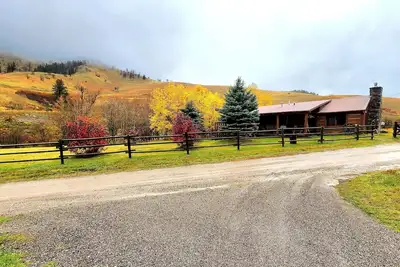 Image de New Guest Ranch Bozeman Mt Cabin Lodge on Bridger Creek with mountains & trails