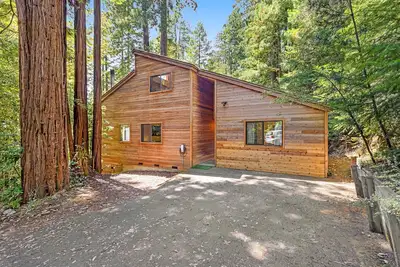 Image de Secluded, two-story getaway with free WiFi, wood stove, & furnished deck