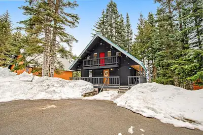 Image de Scandinavian Lodge-Inspired Home w/ High-Speed WiFi, Wood Stove, & Washer/Dryer