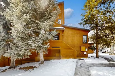 Image de Open, mountain-view condo with deck, fireplace, pool, tennis & hot tub