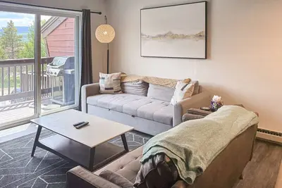 Image de Upscale loft condo with fireplace, balcony, pool, hot tub & W/D