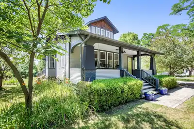 Image de Family Home with Porch & Deck, Private Hot Tub, Firepit, & Fast WiFi - 1 Dog Ok