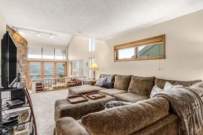 Image de Lovely 3-story townhome with balcony, mountain view, pool, hot tub & foosball