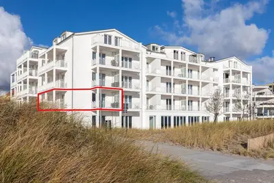 Image de Stylish apartment in the first row on the beach with wonderful sea views -