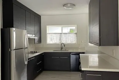 Image de Quiet neighborhood- 2 bedroom & 1 bathroom with 2 tandem parking!