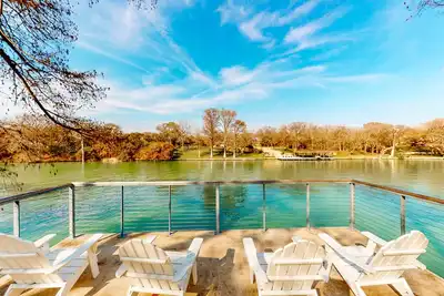 Image de Lakefront home with hot tub, dock, kayaks, central Ac, & great lake views