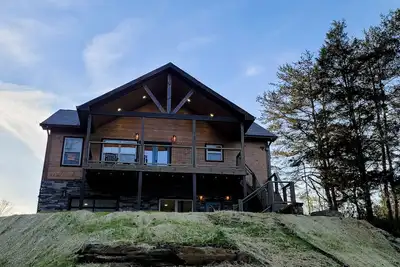 Image de Luxe Cabin with private pool & hot tub, pool table, & free attraction tickets