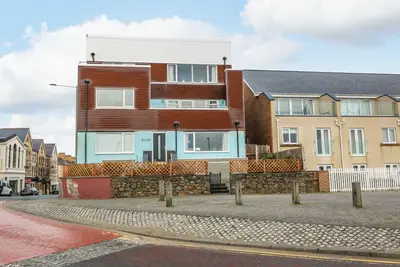 Image de Beachfront Apartment, pet friendly, with a garden in Pwllheli