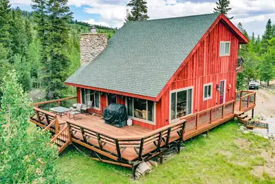 Image de Spectacular Outdoor Space w/Rustic Style, Playground, Fireplace - Creekside Cabin