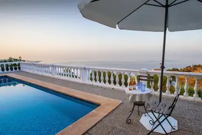 Image de Villa Maria Jesus avec vue sur mer et montagne, piscine, jardin et Wi-Fi.