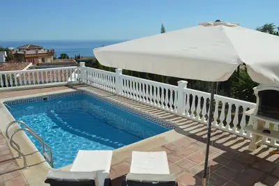 Image de Villa 'Casa El Pescador' avec vue sur la mer et les montagnes, piscine et jardin
