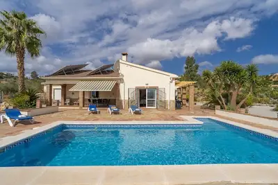 Image de Villa Chispas avec vue sur le lac et les montagnes, piscine chauffée et Wi-Fi.