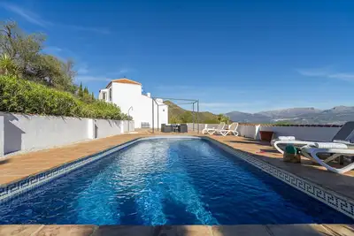 Image de Villa \"Bravo spectacular views\" avec vue sur lac et montagnes, piscine, jardin et Wi-Fi.