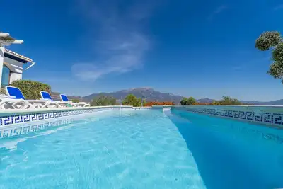 Image de Villa Las Alondras avec vue sur le lac et la montagne, piscine, jardin et Wi-Fi