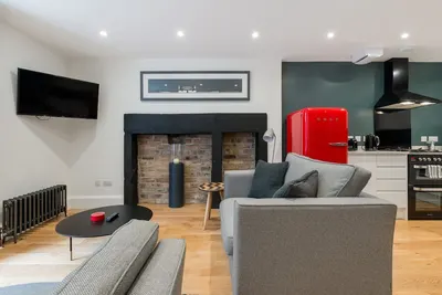 Image de Super cool basement apartment.