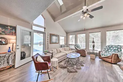 Image de Bright Cloudcroft Condo w/ Game Room + Deck!