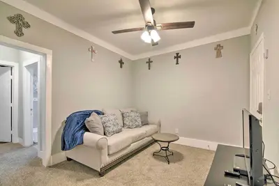 Image de Convenient Apt w/ Golf Carts & Grill Access!
