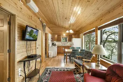 Image de Swan Lake Resort & Campground - Lakeside Cabin #2