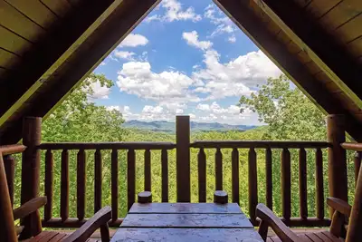 Image de Tree Tops, Mountain Views, Hot Tub, Pool Table $560 Free tickets each paid day!