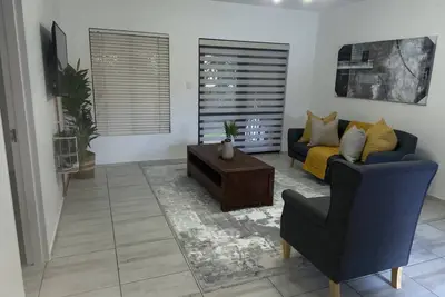 Image de A cosy 2 bedrrom, 2 bath ground floor apartment with bistro, pizerria and bar