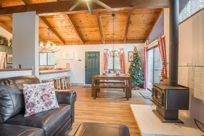 Image de Sugarpine Retreat - A/C & Pool Access!