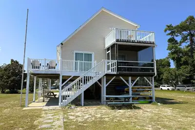 Image de Ch219- 3 Bedroom Canal front Home with Private Dock and Kayaks!