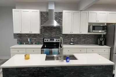 Image de Family Getaway- Beautiful & spacious 4 Bdrm Historic Home with a modern touch!