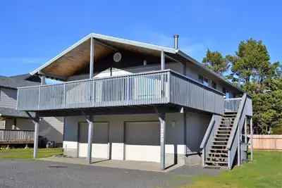 Just 5 properties from beach access in North Seaside, 4 bedroom, 2 bath home