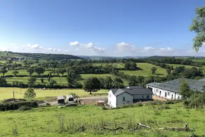 Image de Farm setting with large living areas and wood fired hot tub