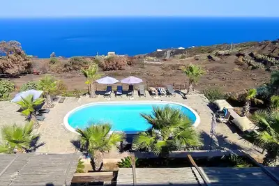 Image de Spacieux appartement dans villa avec piscine