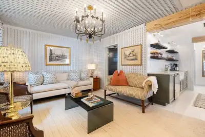 Image de Le Hibou Blanc (A) - Fairhope: Laid-back Sophistication
