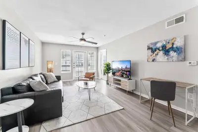 Image de Comfy 2br King Suite w Gym&Pool close to Dt