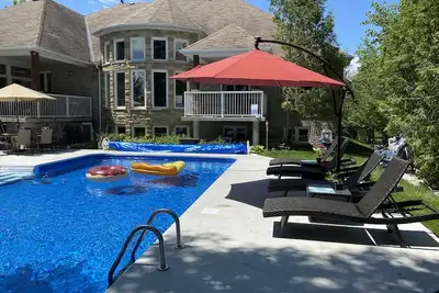 Image de Luxury 7000 sq ft Lakefront Home with Hot Tub, Sauna, and Pool