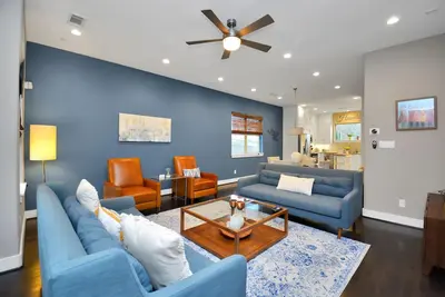 Image de Joy to the World! Rooftop Terrace Beauty 10 min to D-Town, Medical Ctr, & Reliant