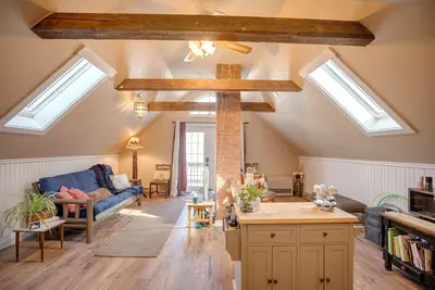 Image de ~The Loft by Loon~ Pet Friendly