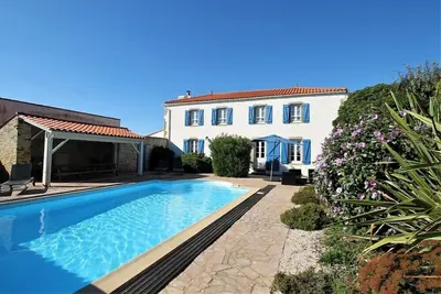 Image de Demeure de Beauregard, piscine chauffée couverte et jardin - 10 couchages