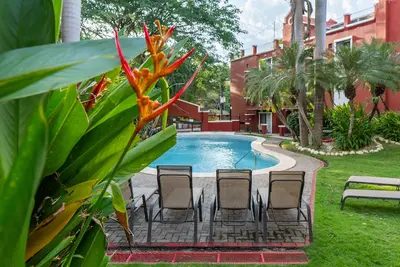 Image de Coastal Retreat: 2br Condo Steps from the Beach with King Bed & Free WiFi
