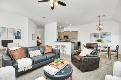 Image de Cinco Ranch Furnished 1 Story Home, King Beds, Walking Trail, Sleeps 6+