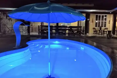 Image de Lakefront Villa With Heated Pool