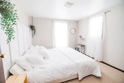 Image de Cozy Cottage In The Pines | King Bed | 3 min to downtown Frankfort Lake Michigan