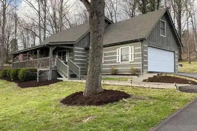 Image de CanoeCabin, Serenity Personified. Ev Charger