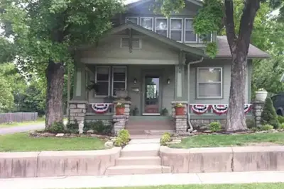 Image de Beautiful Craftsman home near C-Street for you and your pets!